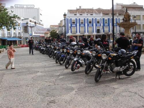 Vista de todas las motos en la plaza de Valdepeñas